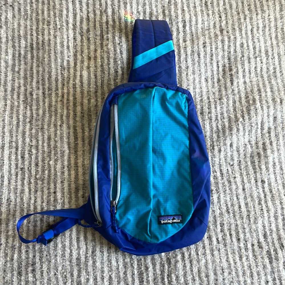 Patagonia black hole sling bag